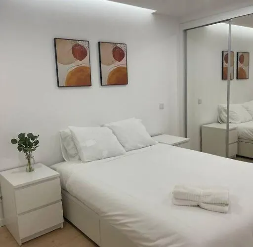 Lovely 2 Bedroom Apartment In South Lisbon
