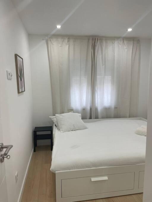 Lovely 2 Bedroom In South Lisbon Apartment *