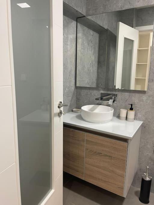Lovely 2 Bedroom In South Lisbon *