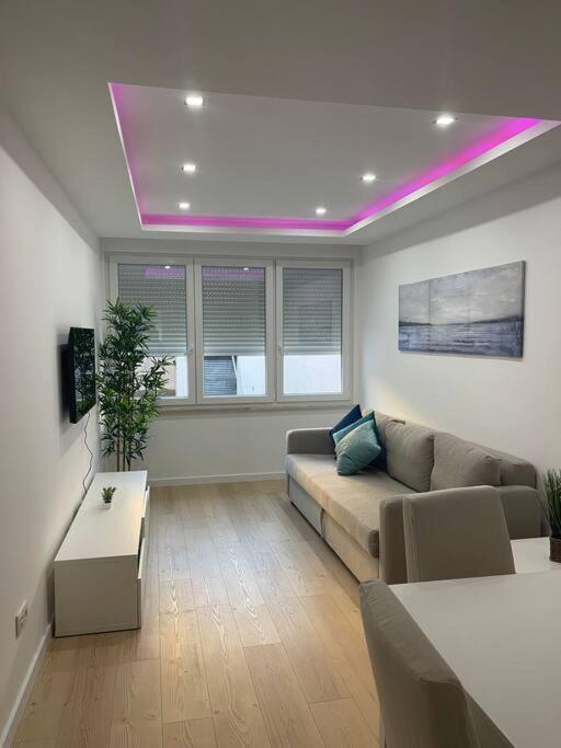 Lovely 2 Bedroom In South Lisbon Apartment *